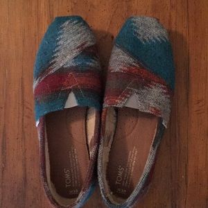 TOMS southwestern multi colored & faux fur lining